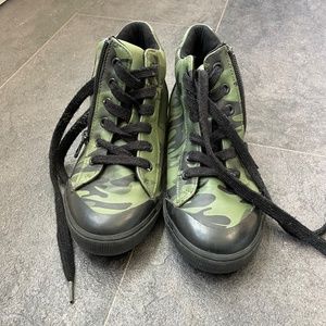 Boys camo high tops size 2